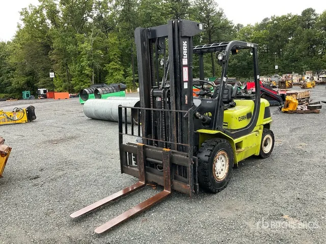 Clark CMP40 6500 lb Pneumatic Tire Forklift