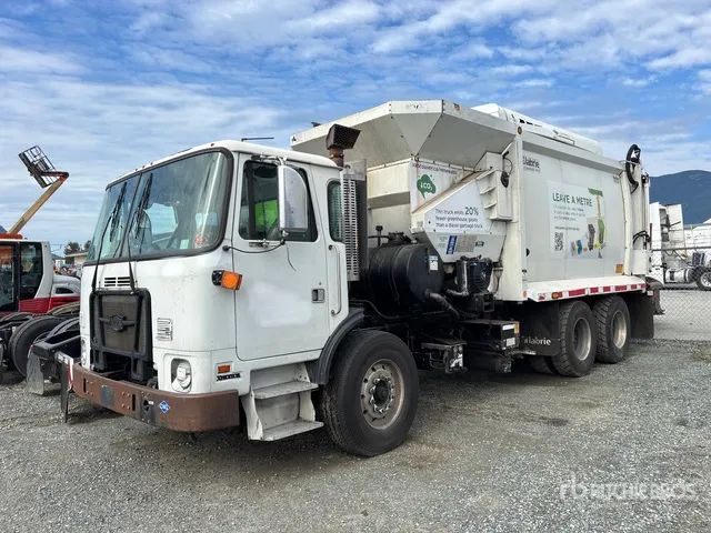 2015 Autocar ACX CNG 6x4 Side Loader Waste Collection Truck (Inoperable)