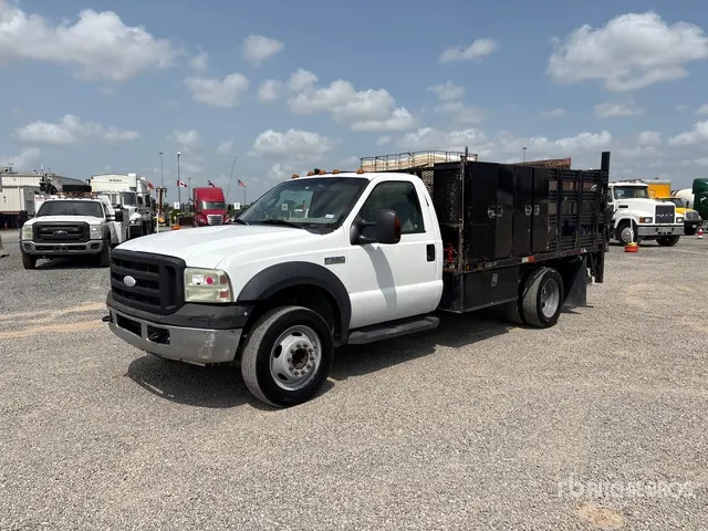 2007 Ford F-550 XL 4x2 Flatbed Truck