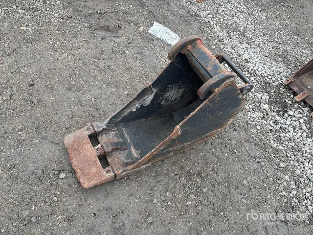 Bobcat 12 in Digging Ditching Excavator Bucket
