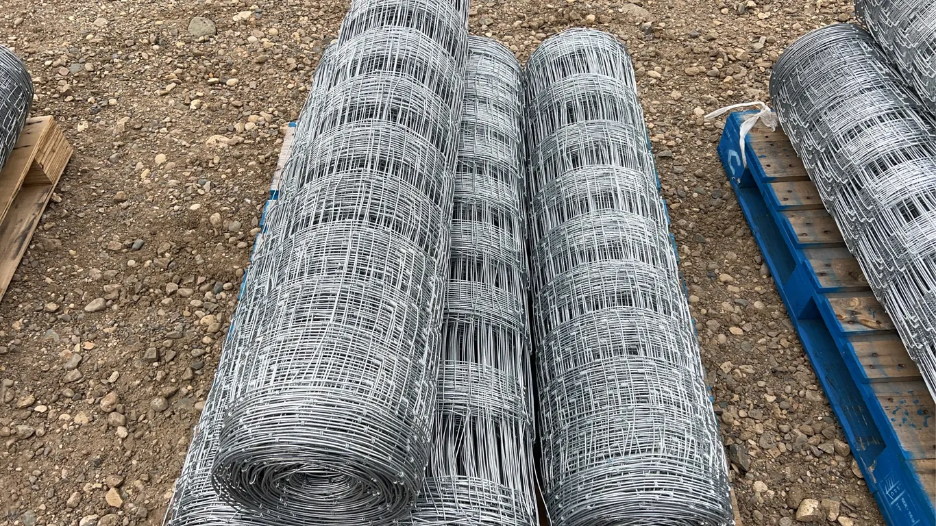 4 - Farm Fence ( BUYER MUST PAY 4X THE BID PRICE)