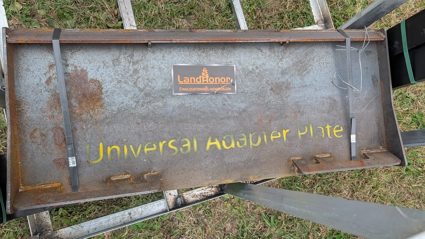 UNUSED LANDHONOR SKID STEER UNIVERSAL ADAPTER PLATE UAP-16-45W