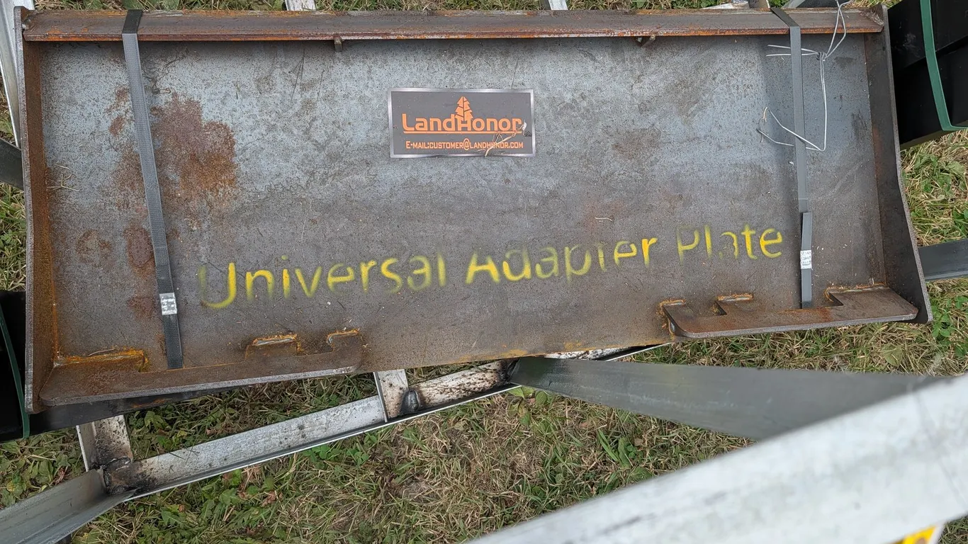 UNUSED LANDHONOR SKID STEER UNIVERSAL ADAPTER PLATE UAP-16-45W