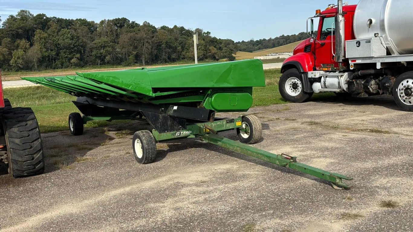 John Deere 643 (6) Row Corn Head