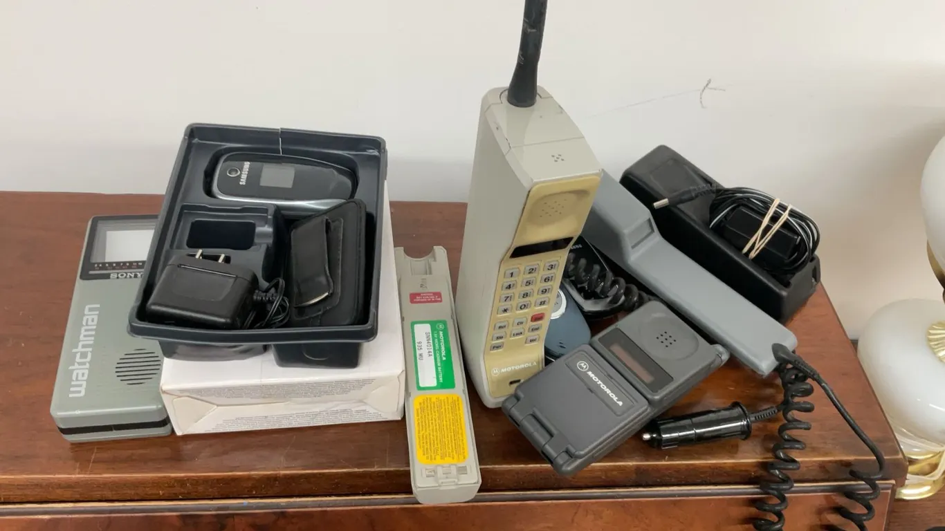 Vintage Cell Phones and Pager Incl Motorola, Samsung, Nokia, Sony and Accessories