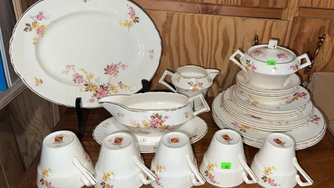 Syracuse England Saxon China Floral Dinnerware Set, 24 Pieces