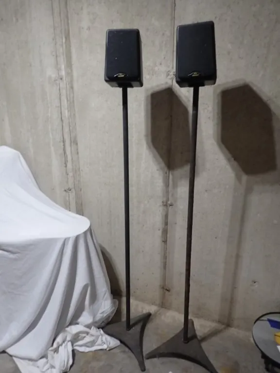 Sound Dynamic Speaker on Stands