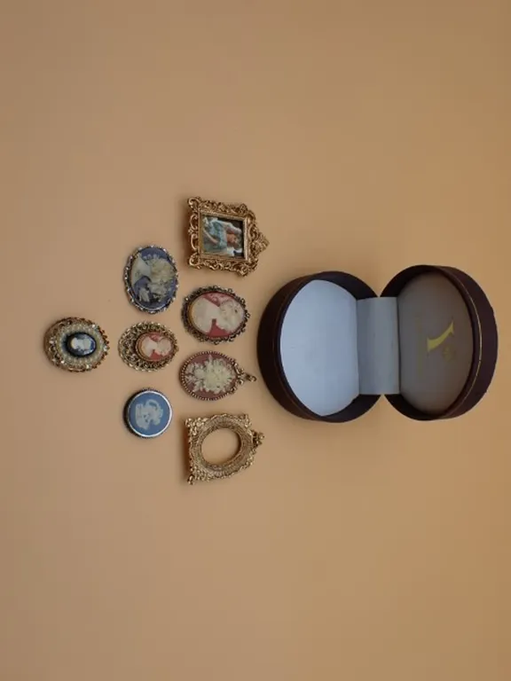 6 Cameo and Frames