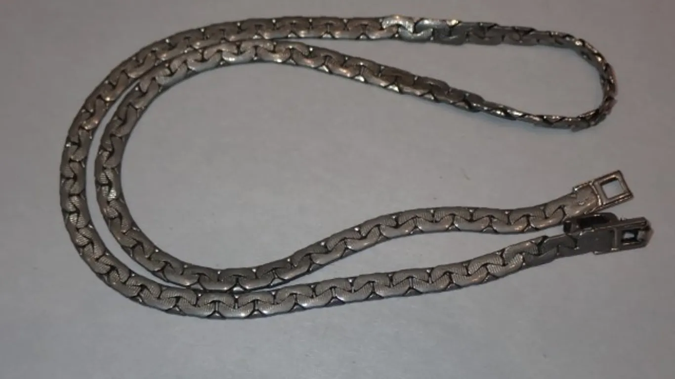 Flat textured link chain with interlocking pattern