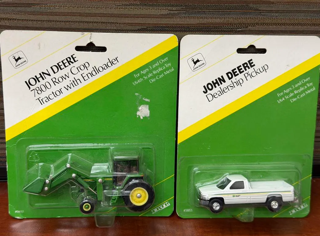 (2) John Deere 7800 RC Tractor & Dealer Truck - 1/64