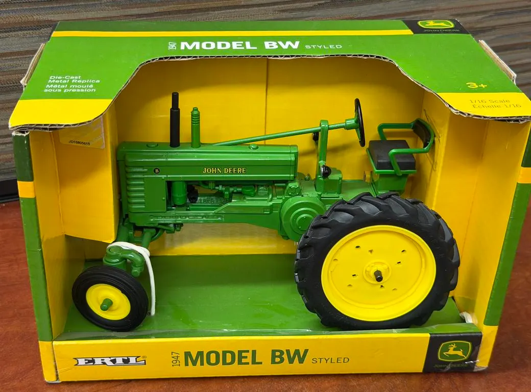 John Deere BW Tractor (1947) - 1/16