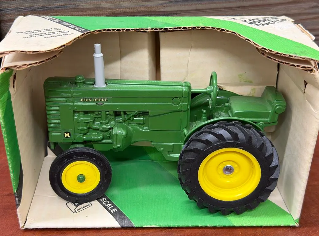 John Deere M Tractor - 1/16