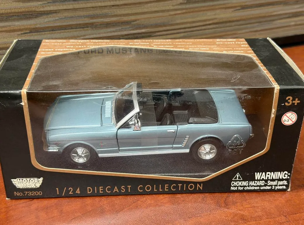 1964 -1/2 Ford Mustang Convertible Cast Car - 1/24