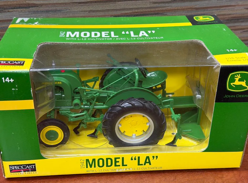 John Deere LA Tractor w/ L-12 Cultivator (1942) - 1/16