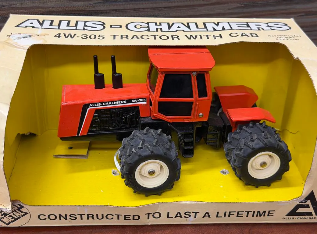Allis-Chalmers 4W-305 Tractor with Cab - 1/32