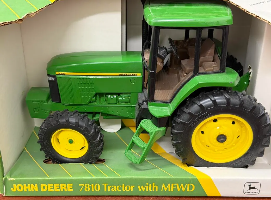 John Deere 7810 Tractor with MFWD - 1/16