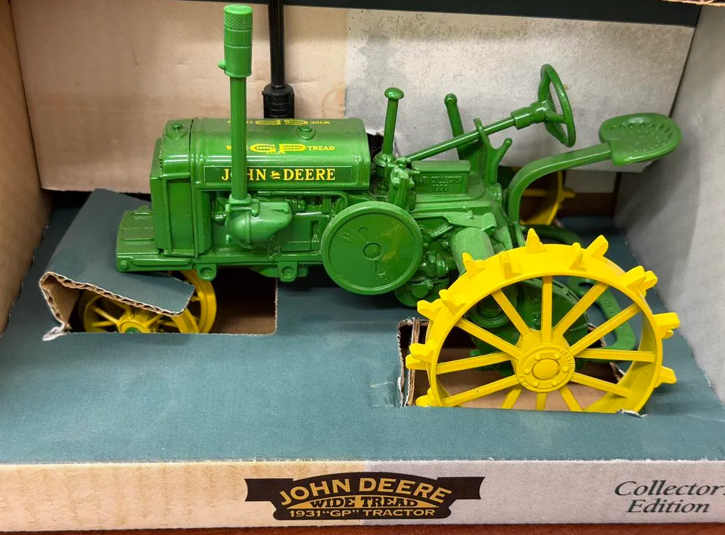 John Deere General Purpose 1931 Wide Steel Tractor - 1/16
