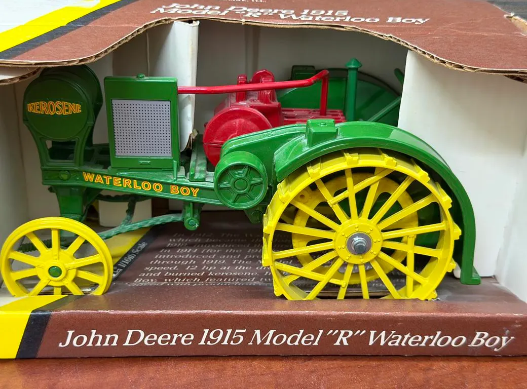 John Deere 1915 R Kerosene Waterloo Boy - 1/16