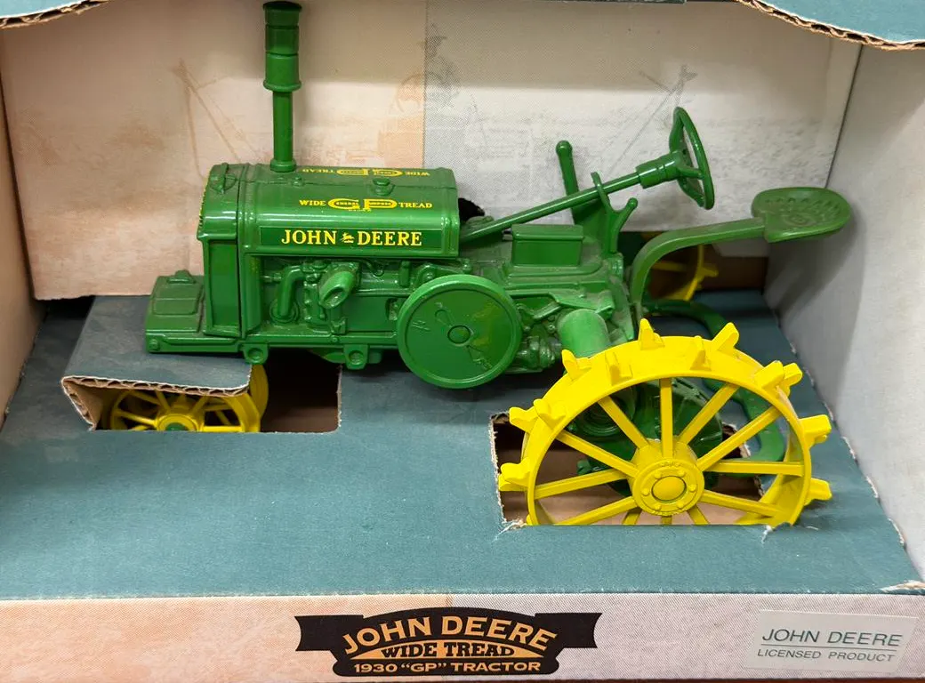 John Deere General Purpose Wide Tractor 1930 - 1/16