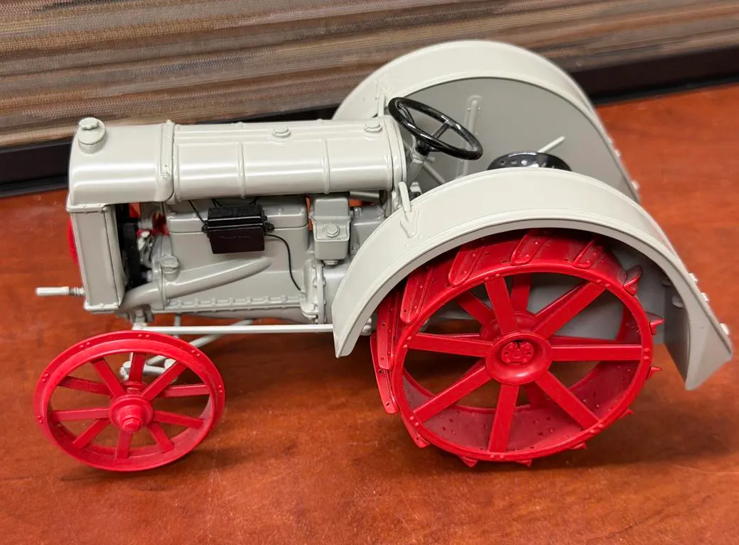 1927 Fordson F Tractor on Steel Wheels - 1/16