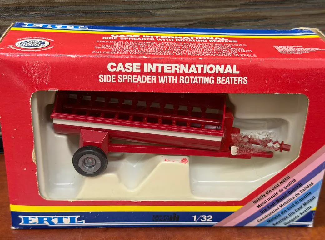 Case IH Side Spreader with Rotating Beaters - 1/32