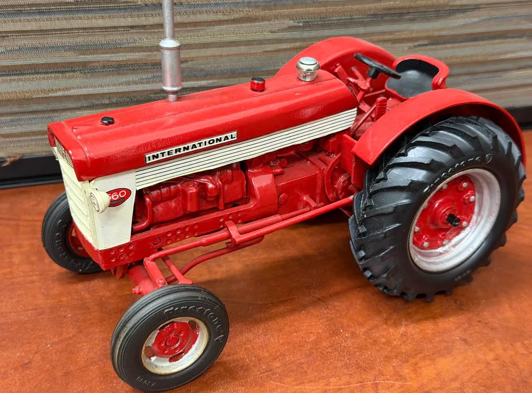International 560 Tractor - 1/16