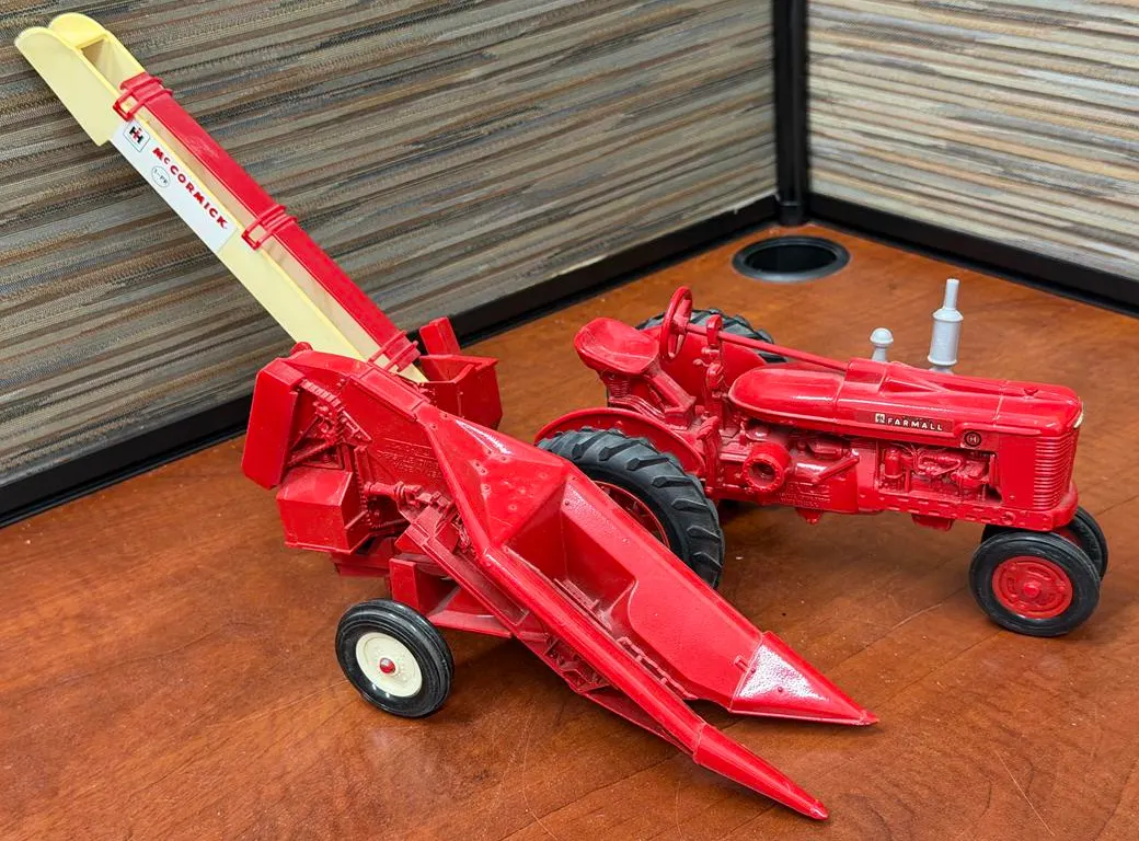 McCormick Farmall H Tractor with 1-PR Corn Harvester - 1/16
