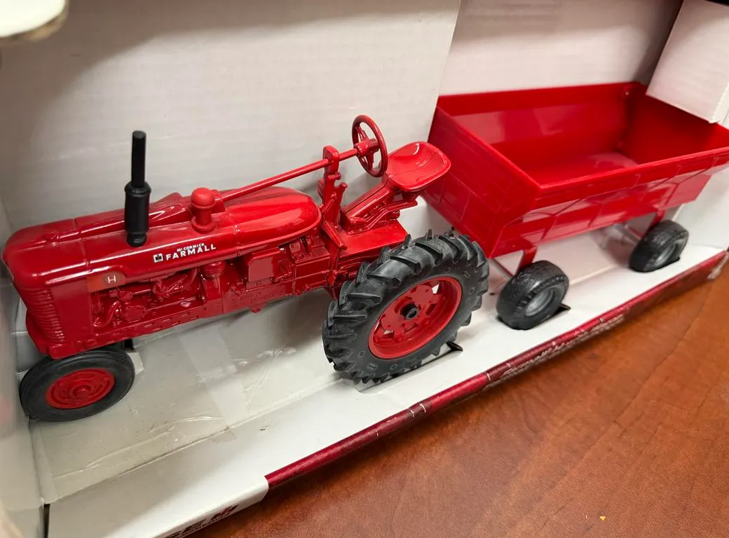 McCormick Farmall H Tractor and Wagon - 1/16