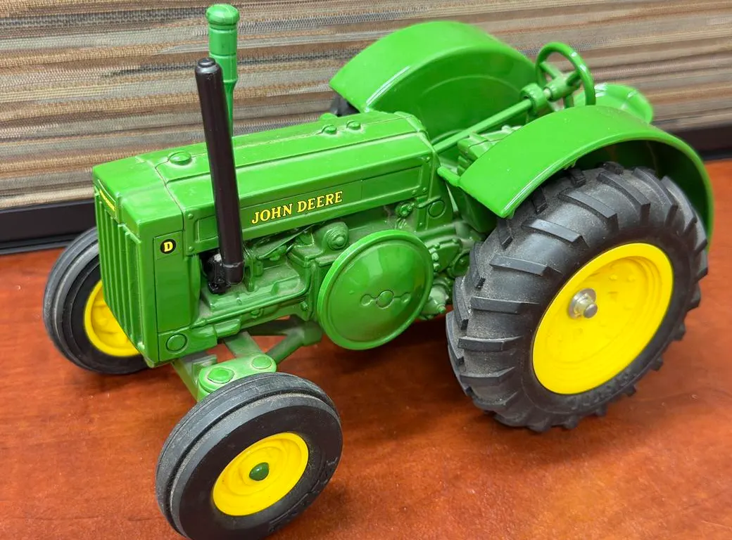 John Deere D Tractor on Rubber - 1/16