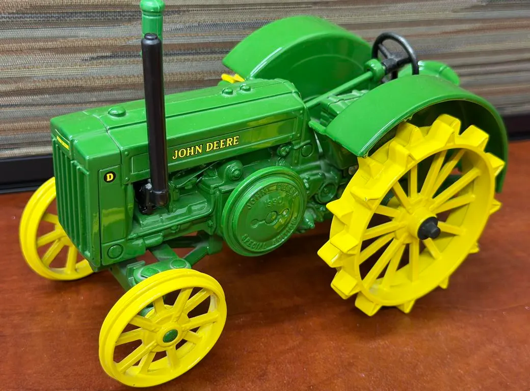 John Deere D Tractor on Steel Wheels - 1/16