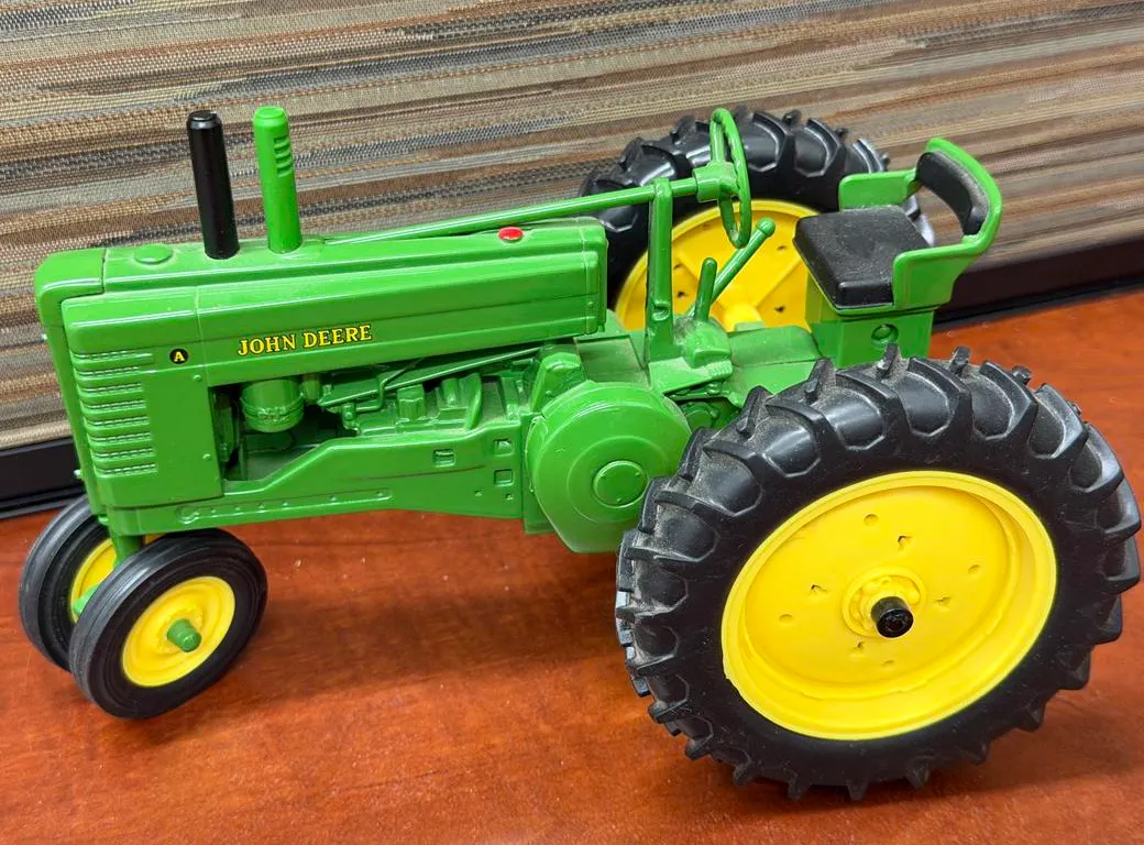 John Deere A Tractor Narrow Front - 1/16