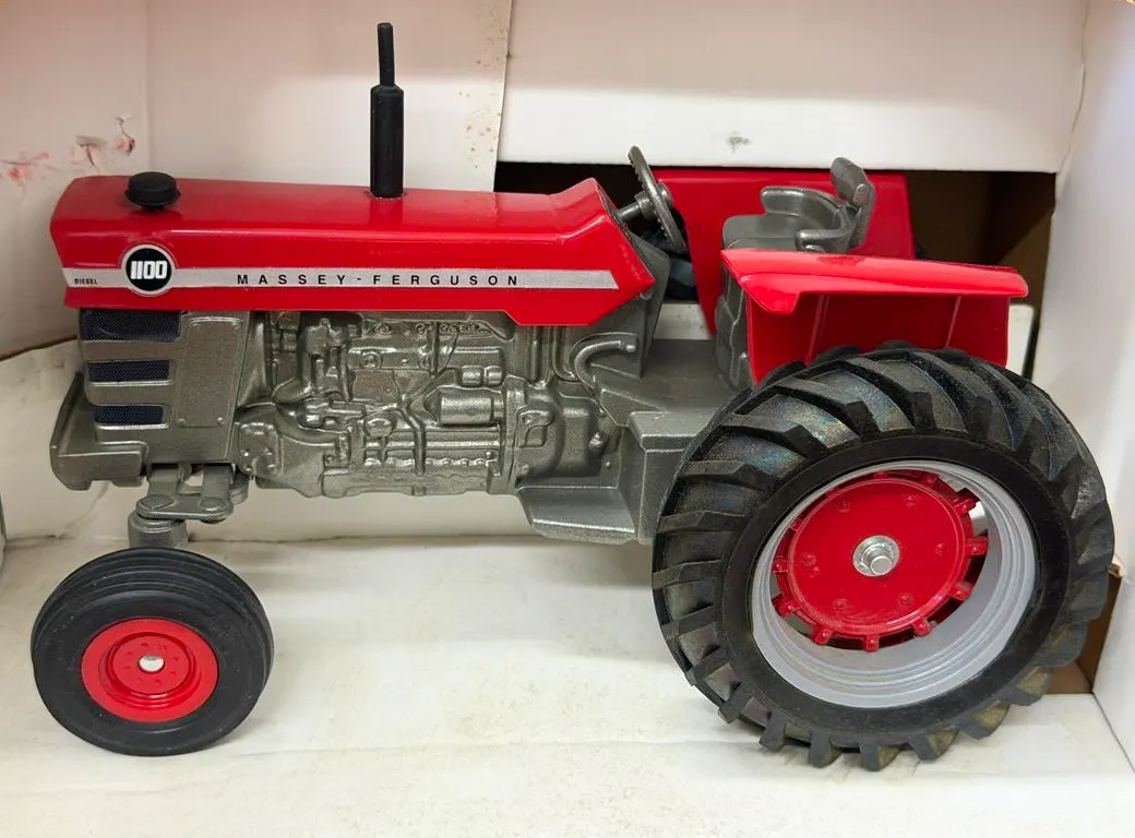 Massey Ferguson 1100 Diesel Tractor - 1/16