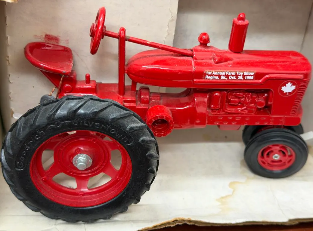Farmall M Tractor 1986 Farm Show - 1/16