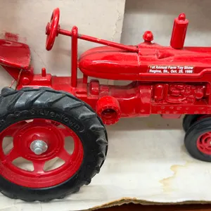 Farmall M Tractor 1986 Farm Show - 1/16