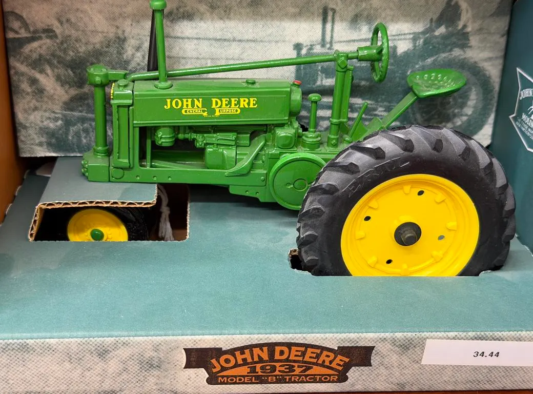 John Deere General Purpose B Tractor (1937) - 1/16