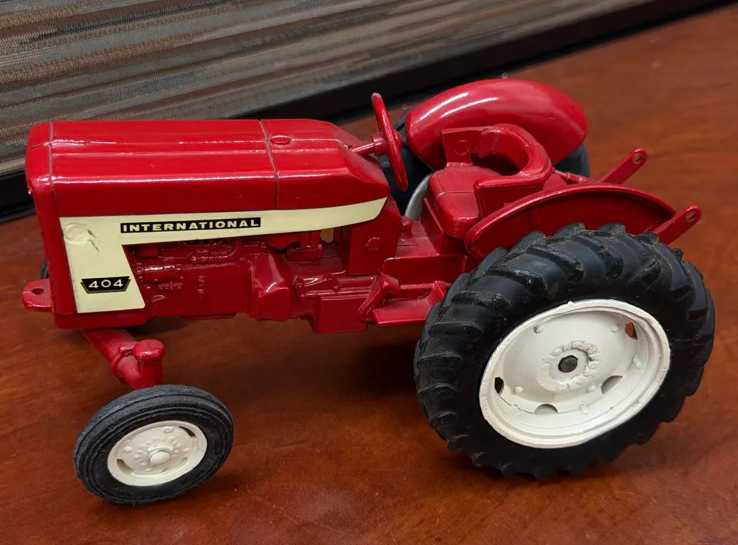 International 404 Tractor - 1/16
