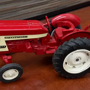 International 404 Tractor - 1/16
