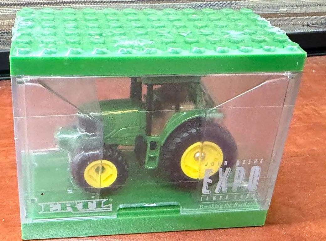John Deere 2002 Expo Tractor - 1/64