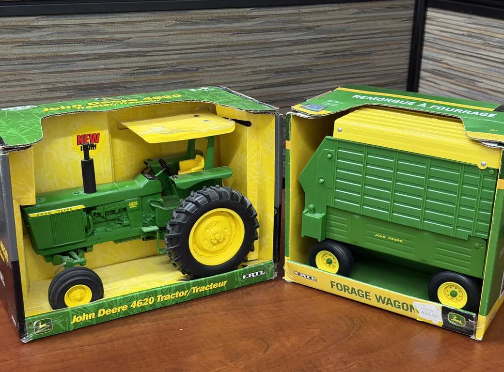 John Deere 4620 Tractor and Forage Wagon - 1/16