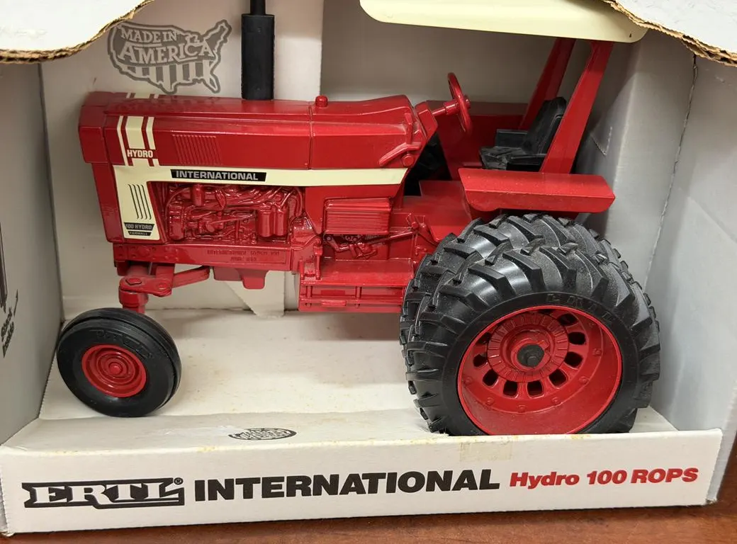 International Farmall 100 Hydro Tractor - 1/16