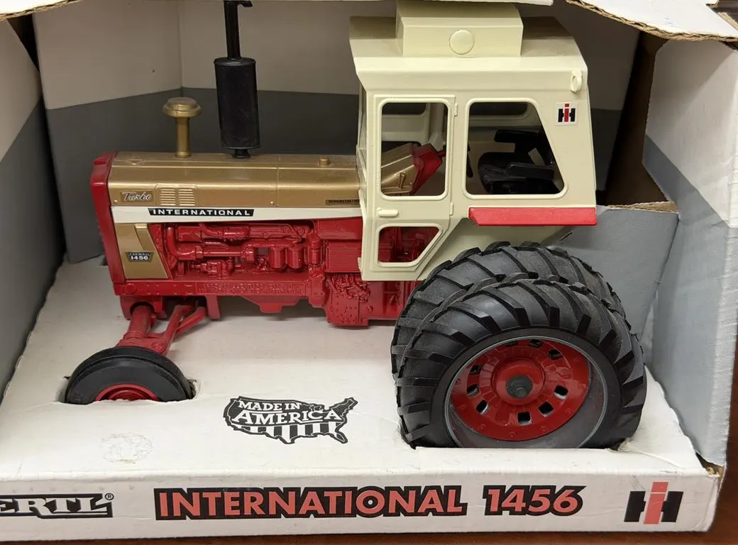 International Farmall 1456 Tractor - 1/16