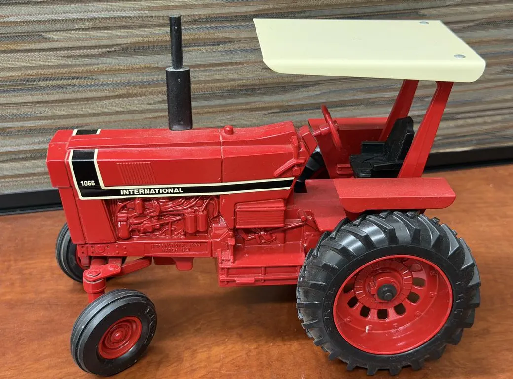 International 1066 Tractor - 1/16