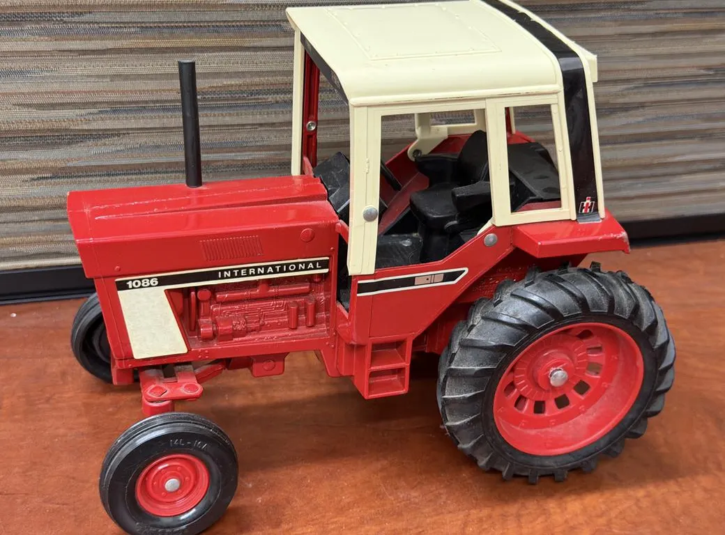 International 1086 Tractor - 1/16