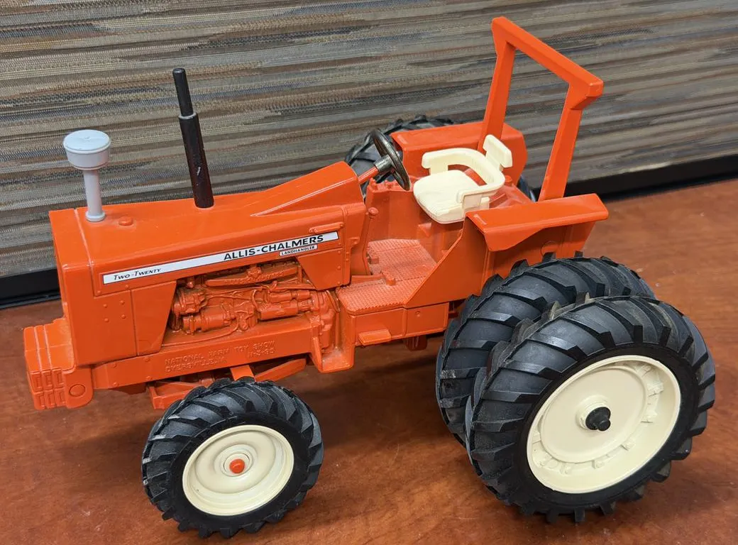 Allis-Chalmers 220 Tractor - Land handler - 1/16