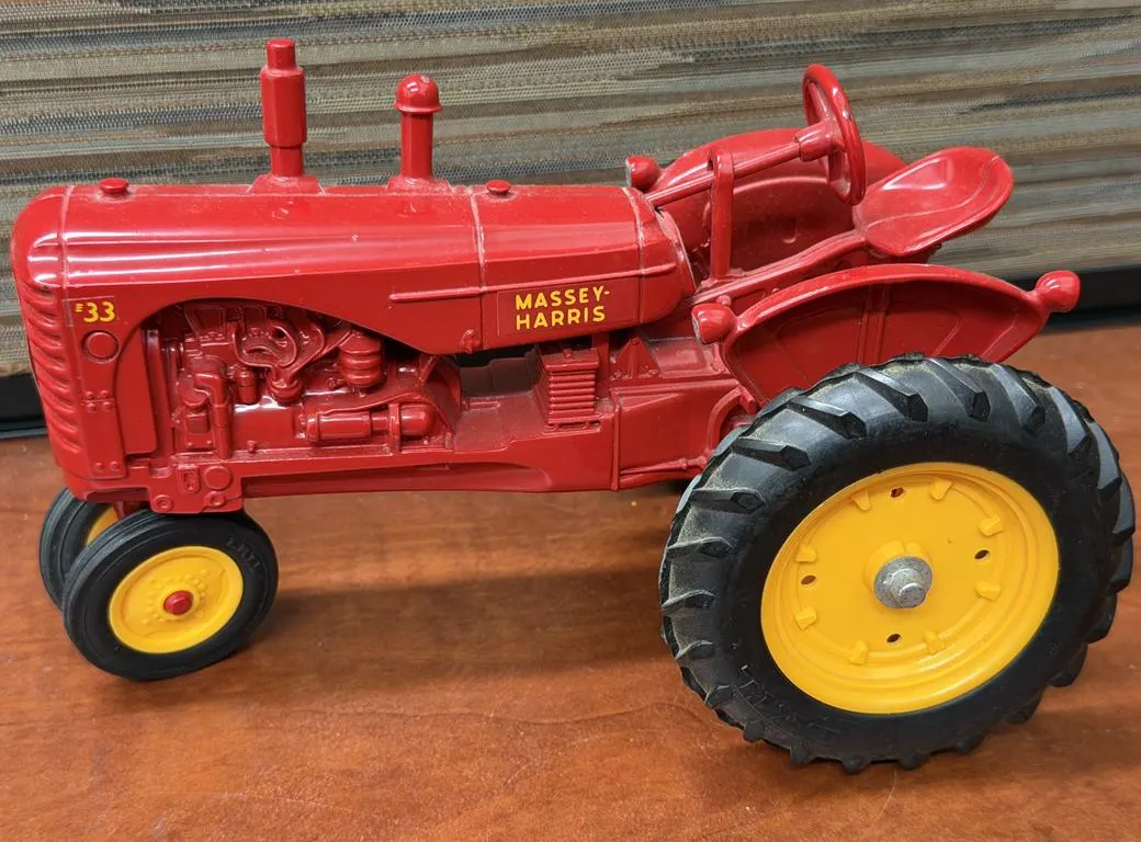Massey Harris 33 Tractor - 1/16