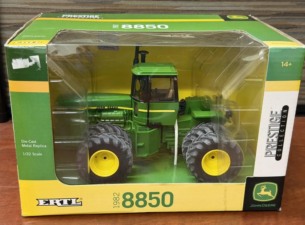John Deere 8850 Tractor (1982) - 1/32