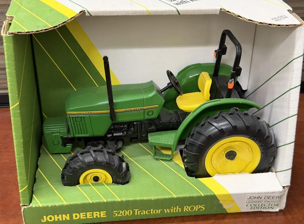 John Deere 5200 Tractor with ROPS - 1/16