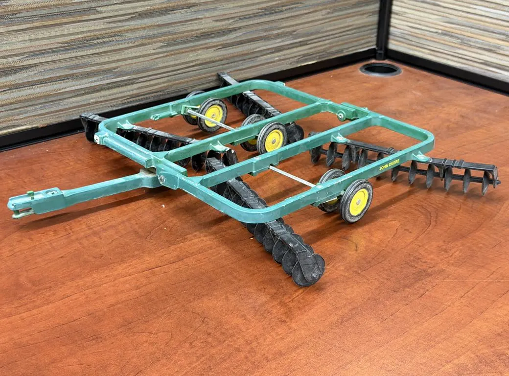 John Deere Disc Implement (Plastic) - 1/16