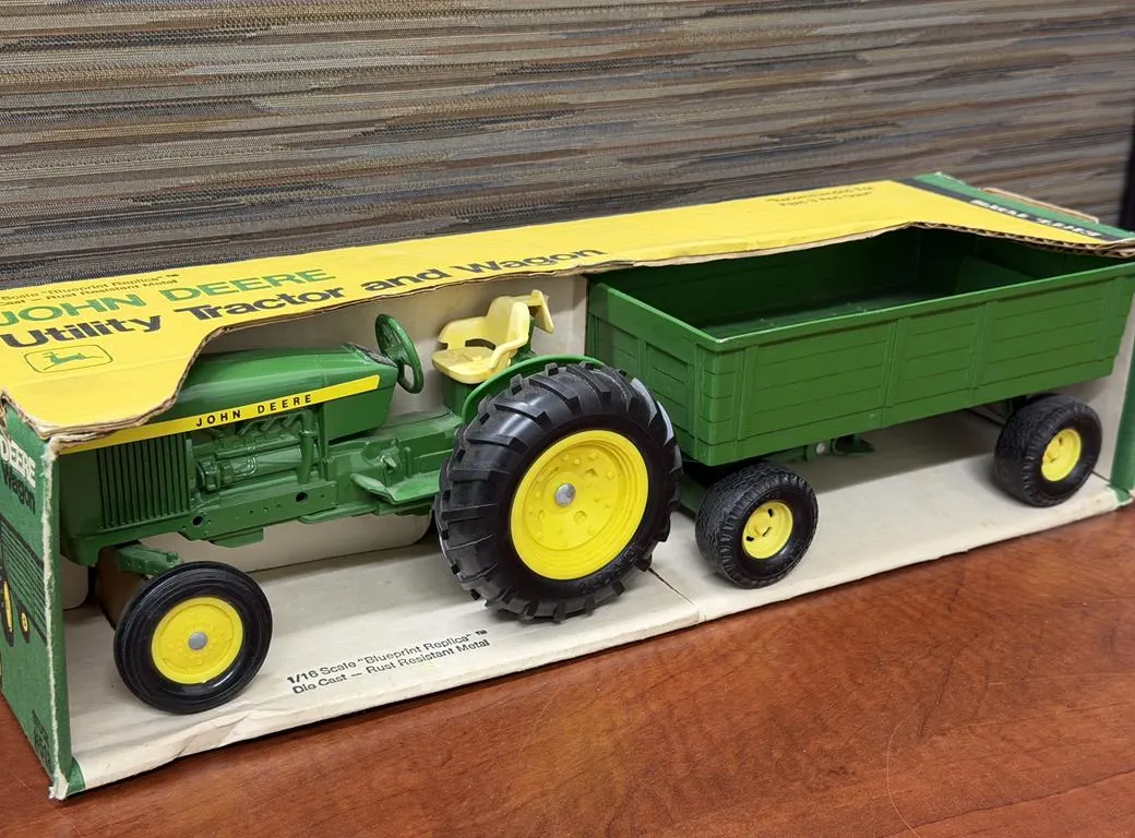 John Deere Utility Tractor and Wagon - 1/16