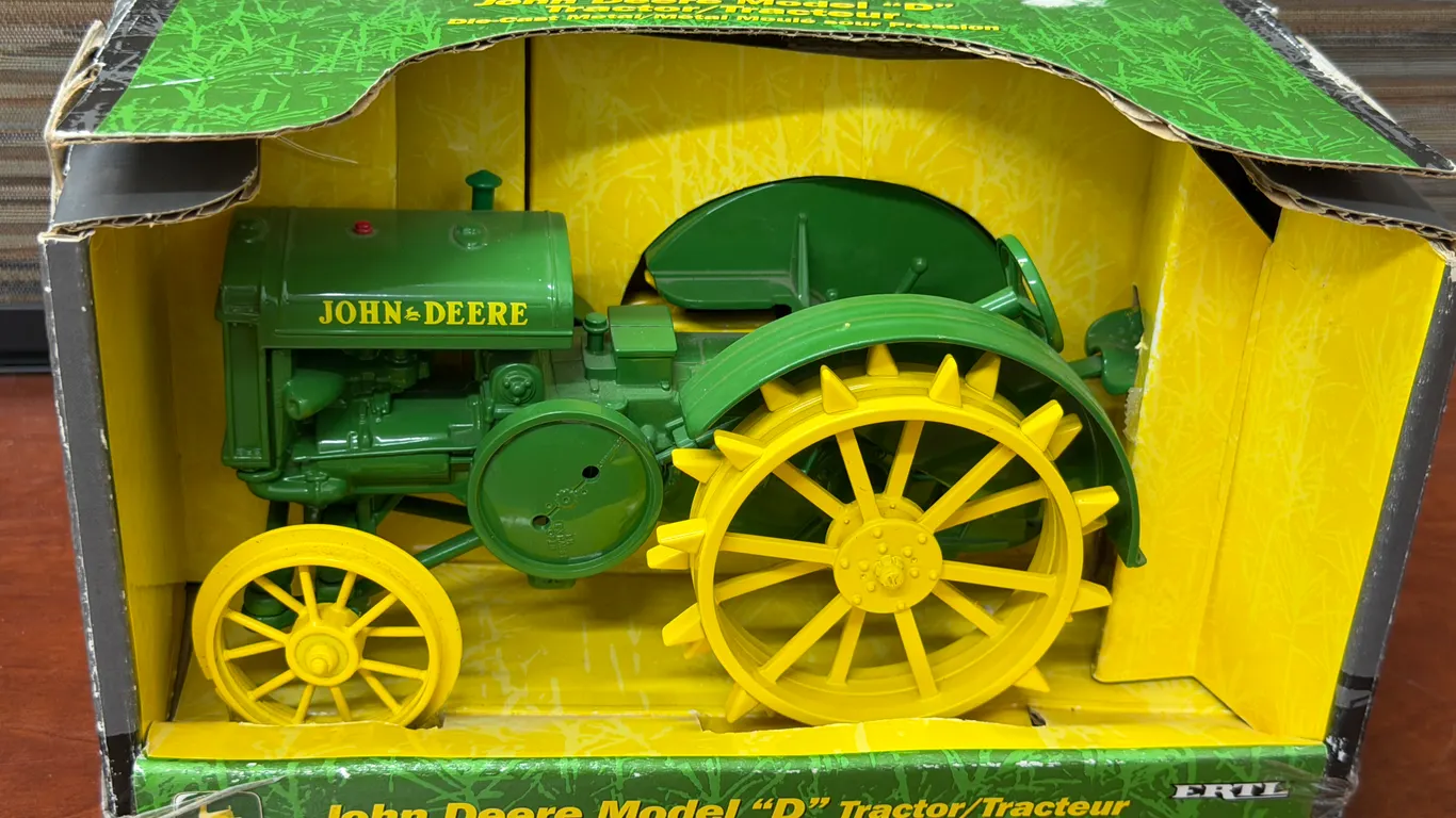 John Deere "D" Tractor on Steel Wheels - 1/16
